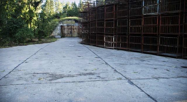 Kopūstų konteineriai prie raketos saugojimo angaro