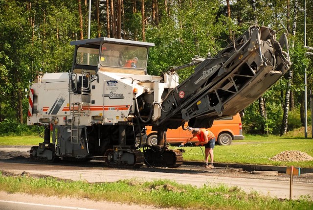 Valoma kelio dangos freza Wirtgen W2000, galinti nuimti iki 300 mm sluoksnį