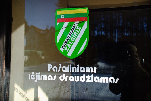Pašalinius palikę lauke užeikim vidun