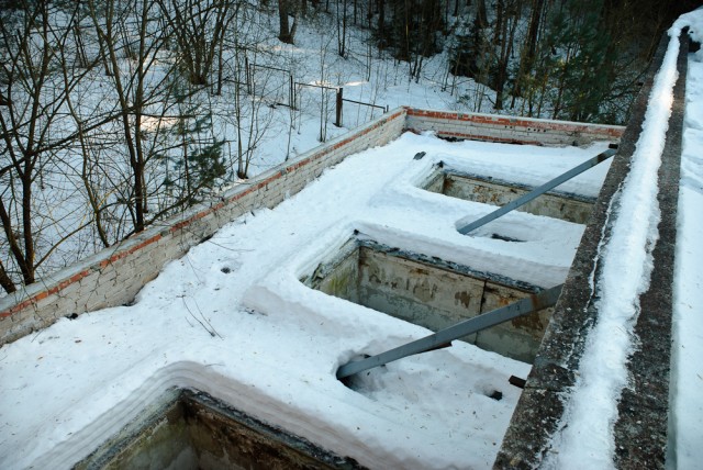 Ir stogas virš baseino kiauras