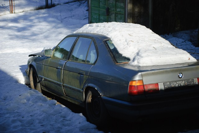 Ir automobilį paliko