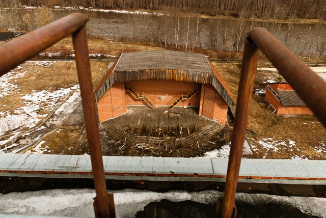 „Aušveitos“ amfiteatras. Kairėje krepšinio aikštelė, dešinėje baseinas.