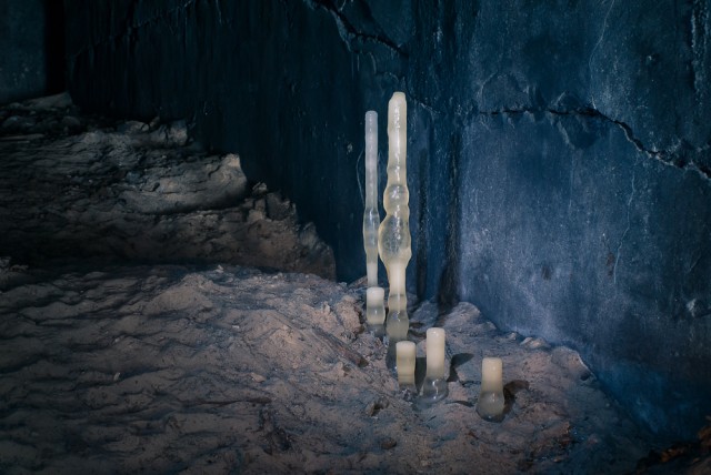 Žiemą saugyklos poternoje užauga ledo stalagmitai