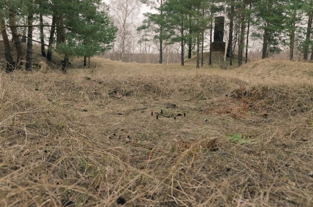 Visais laikais sandėliai buvo stipriai saugomi. Betonuotas lizdas (galimai nedidelio kalibro zenitiniam pabūklui ar pan.)