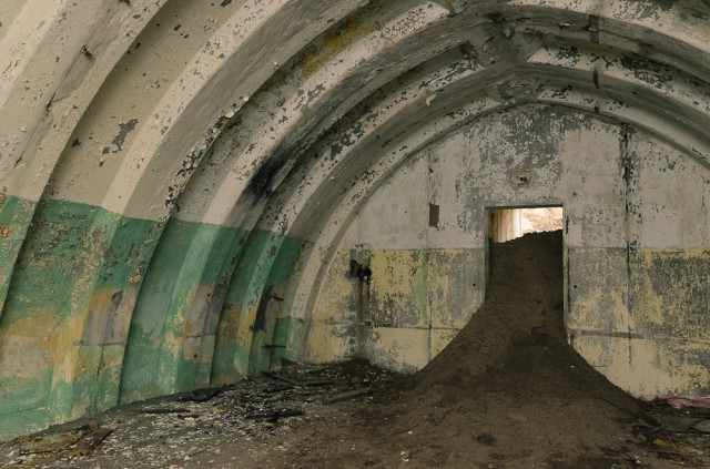 Slėptuvės viduje. Įėjimas ~1,5 m aukščio