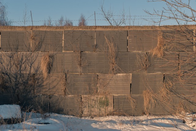 Kalbant apie akumuliatorius - siena iš povandeninių laivų akumuliatorių (kitoje Karostos vietoje)