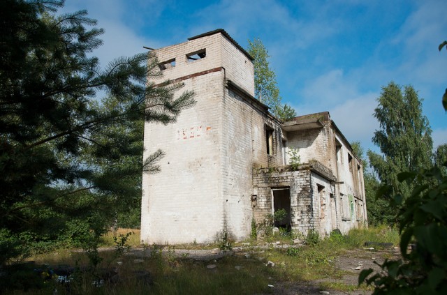 Pastatas iš arčiau. Vos įskaitomas užrašas - "1965 г"