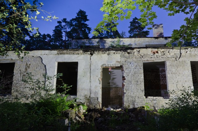 Įėjimas į valgyklą. Visur kabo užrašai, kad vaikščioti draudžiama - pastatai avarinės būklės