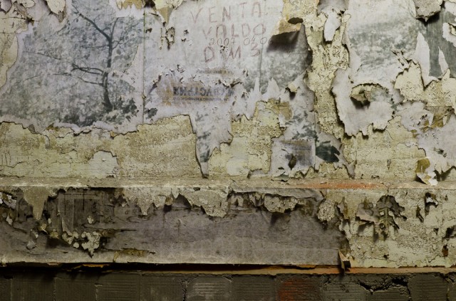 -niolika dažų sluoksnių slepia sovietinius laikraščius