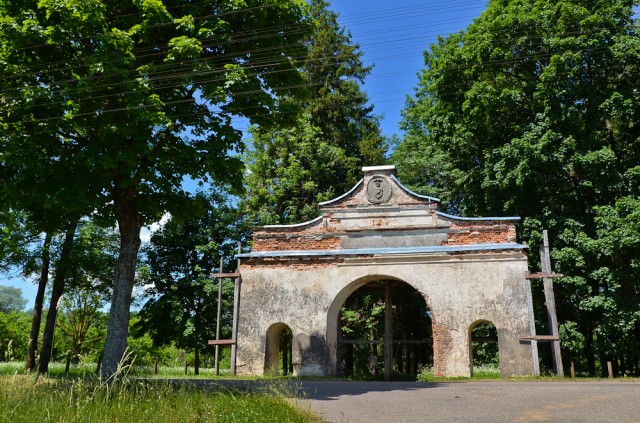 Dvaro svečius pirmiausia pasitinka didingi vartai