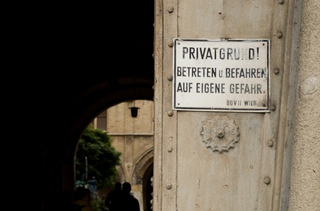 "Privati teritorija! Įėjimas - jūsų rizika."
