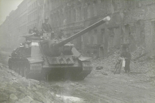 SU-100 Berlyne 1945 m. (šaltinis: nektonemo.livejournal.com)