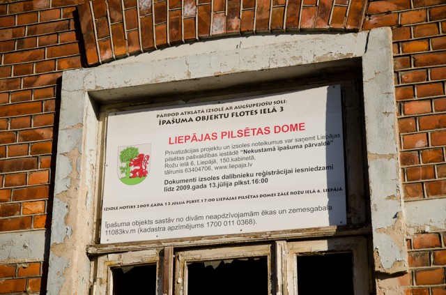 2009 m. metais šį milžinišką pastatą buvo bandyta parduoti