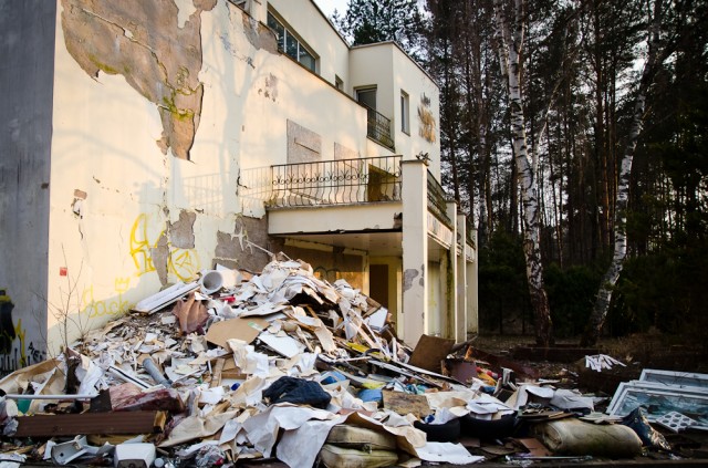 Nevertingas pastato turinys ir "niekieno" šiukšlės kaupiasi prie fasado