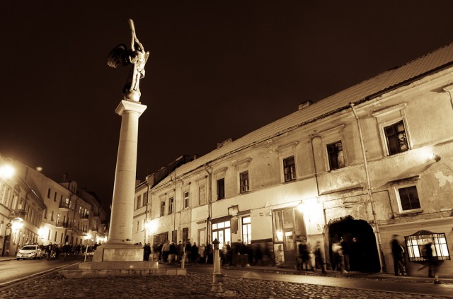 Toliau, pro Užupio simbolį, link "skaiteks'o"