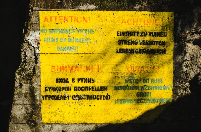Ant kiekvieno išlikusio statinio net keturiomis kalbomis pranešama apie pavojų lankantis