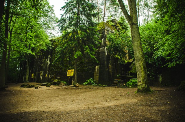 Pusiau perskilęs A. Hitlerio bunkeris (13)