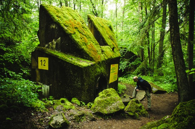 Nuo priešlėktuvinės apsaugos bunkerio (12) atskilusi kulkosvaidžio pozicija
