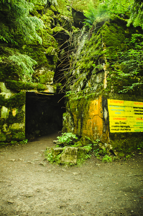 Sprogimo išstumta ryšininkų bunkerio (21) siena