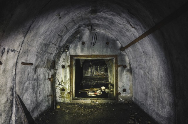 Įėjimas į bombų ir raketų saugyklos bunkerį