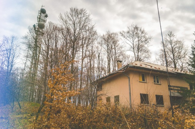 Už tvoros - standartinis dviejų aukštų namas ir iškalbinga antena