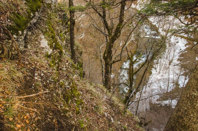 Apačioje šniokščia kalnų upė