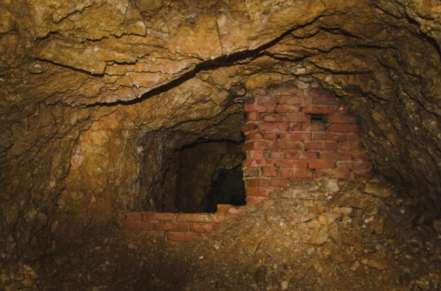 Per skylę rūsio sienoje patenkame į tunelį, kuris darsyk užmūrytas