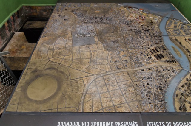 Azoto ir deguonies talpyklų patalpoje - branduolinio sprogimo pasekmių maketas