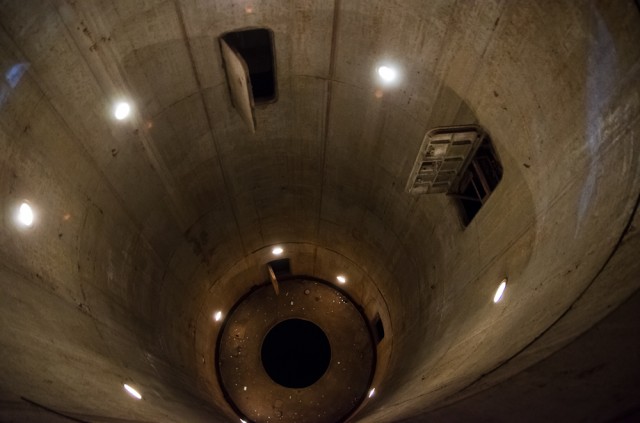 Šachta. Dešinėje matosi užstrigęs aptarnavimo liftas