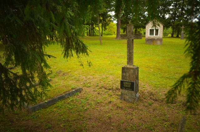 Vienas iš betoninių kryžių