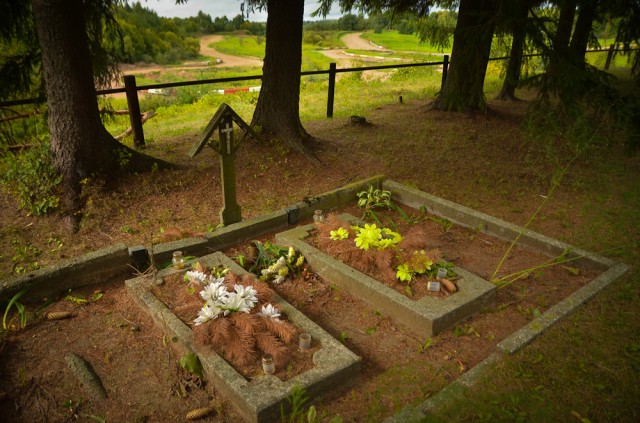 Šeimos kapas kapinių pakraštyje. Tolumoje matosi lenktynių trasa