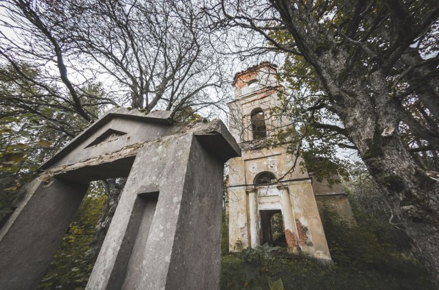 Bažnyčios vartai ir varpinės bokštas