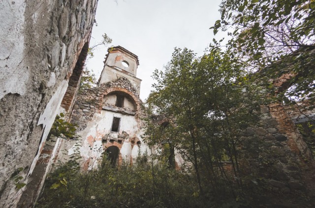 Bažnyčios vidus. Stogas seniausiai supuvo
