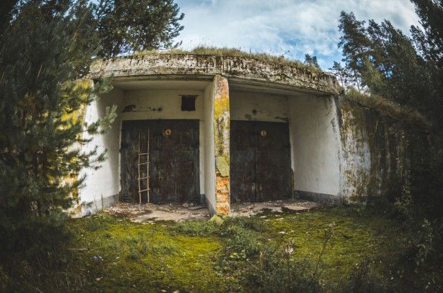 Vienas angarų šalia starto aikštelės