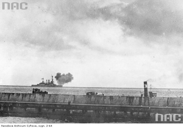 1939-09-03. Vokiečių karo laivas apšaudo Helą