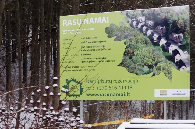 Informacinis stendas prie įvažiavimo į statomą namų kompleksą