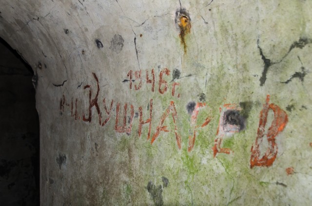 Užrašai ant sienų, įrodantys, kad po karo sandėliuose šeimininkavo sovietų kariai