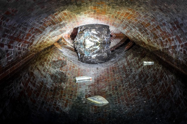 Ventiliacinėje angoje susikaupusios šiukšlės nuo svorio įsmuko į vidų