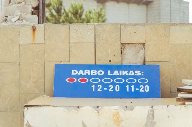Tinkamas darbo laikas. Muziejininkai, mokykitės - žmonės pirmadieniais ir antradieniais dirba, savaitgalis prasideda trečiadienį