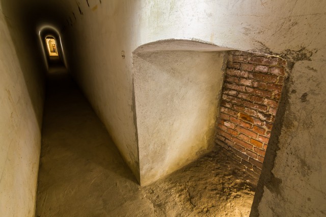Kontreskarpinės sienos požemiuose įrengta nemažai slėptuvių. Galiu patvirtinti, kad už plytų jokio tunelio į kitą Nemuno pusę nėra