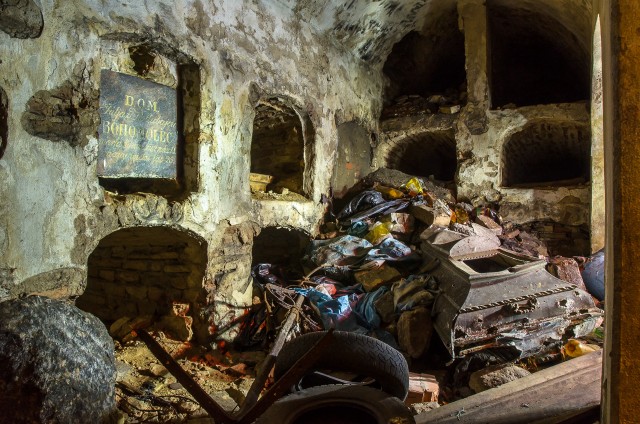 Karstų, šiukšlių, kaulų ir purvo mišrainė vakarinėje kriptos pusėje