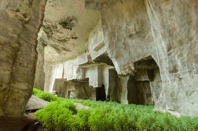 Cordari grota apleistoje Sirakūzų archeologinio parko dalyje