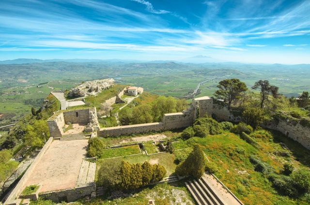 Apylinkių ir Etnos ugnikalnio panorama nuo Lombardijos pilies bokšto