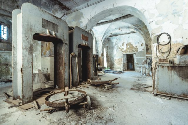 Paliktas alyvuogių aliejaus spaudimo cechas