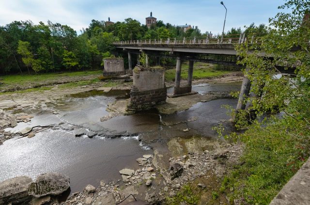 Nenaudojamas pėsčiųjų tiltas Narvoje. Kitapus upės - Rusija