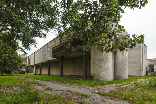 Brutualistinis sporto salės fasadas