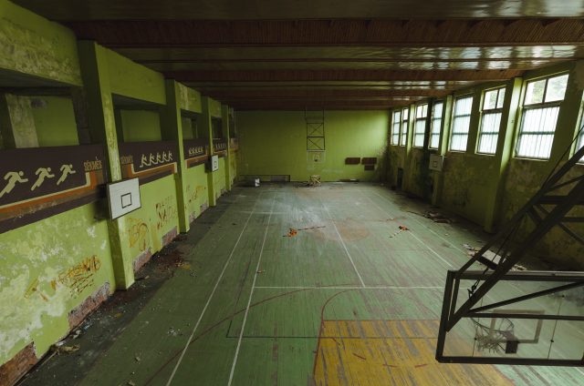 Sportinė erdvė ribota, žiūrovams skirtas antras aukštas su atskiru įėjimu
