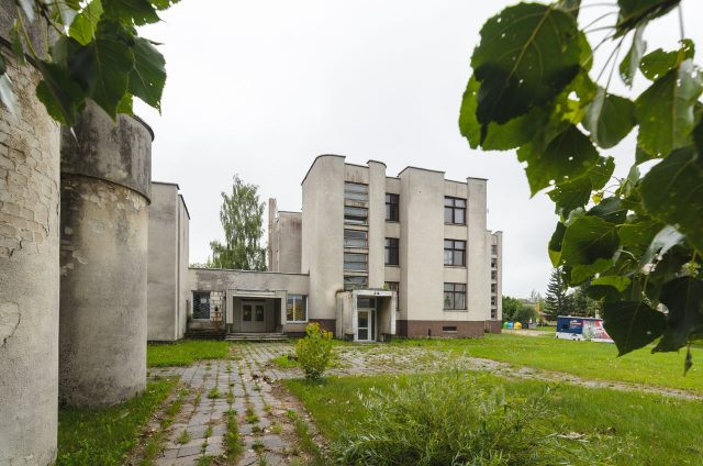 Greta salės prilipęs administracinis korpusas