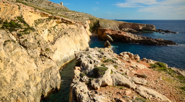 Maltietiška žiema ir pasivaikščiojimas iki Blue Grotto