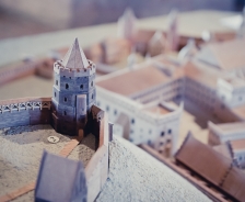 Žmogus rudu chalatu: planuojama atstatyti Aukštutinę pilį